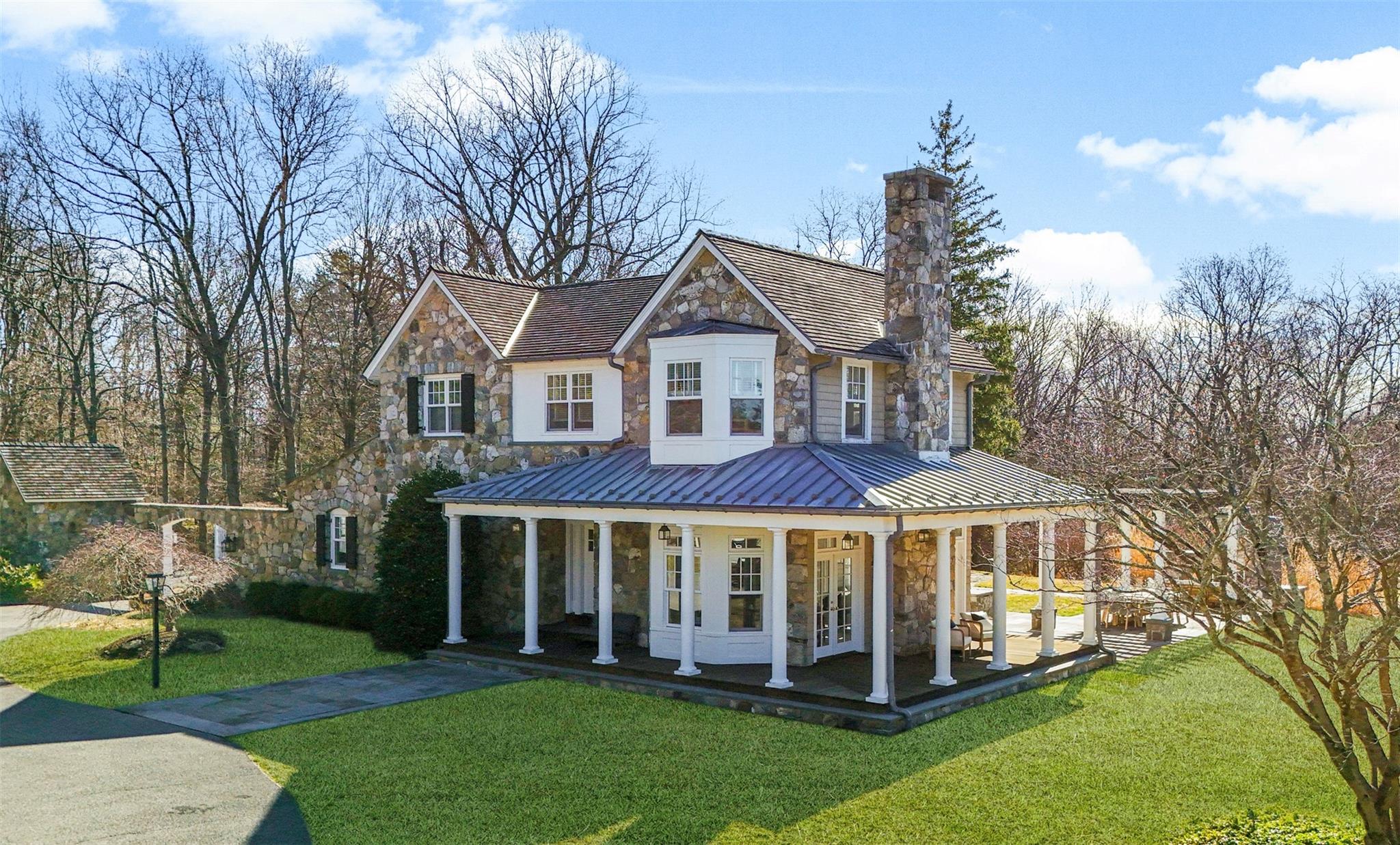 Quarter Mile Road, Armonk, New York - 4 Bedrooms  
5.5 Bathrooms  
13 Rooms - 